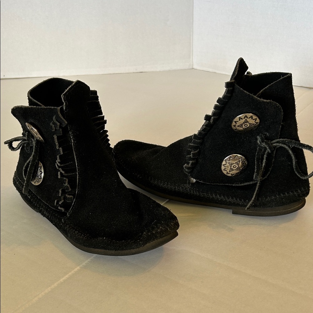 MINNETONKA WOMENS TWO CONCHO  HARD-SOLE BOOTS IN BLACK SUEDE SZ 8